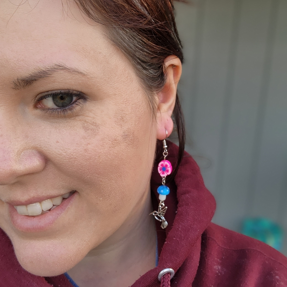 🥳SALE🥳🦙🐦🍄 Spring in the air! Hummingbird mushroom dangle earrings - Picture 9 of 11